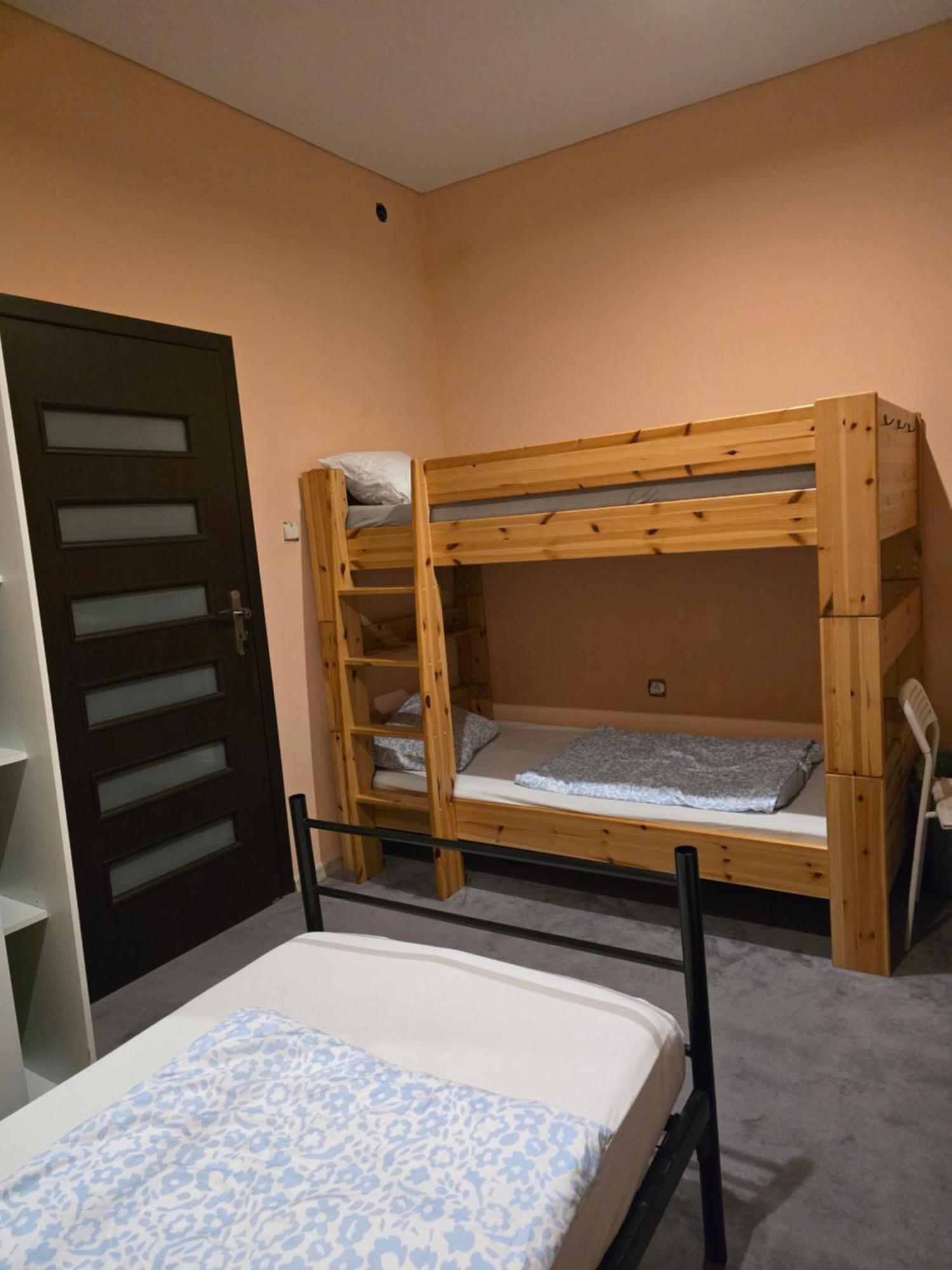 Hostel W Zielonce Зелонка Екстериор снимка